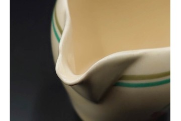 イギリスヴィンテージ　Susie Cooper(スージークーパー)　赤と青の花模様が印象的なティーポット・クリーマー・ミニボウル・プレートの4点セット　(R-086454)