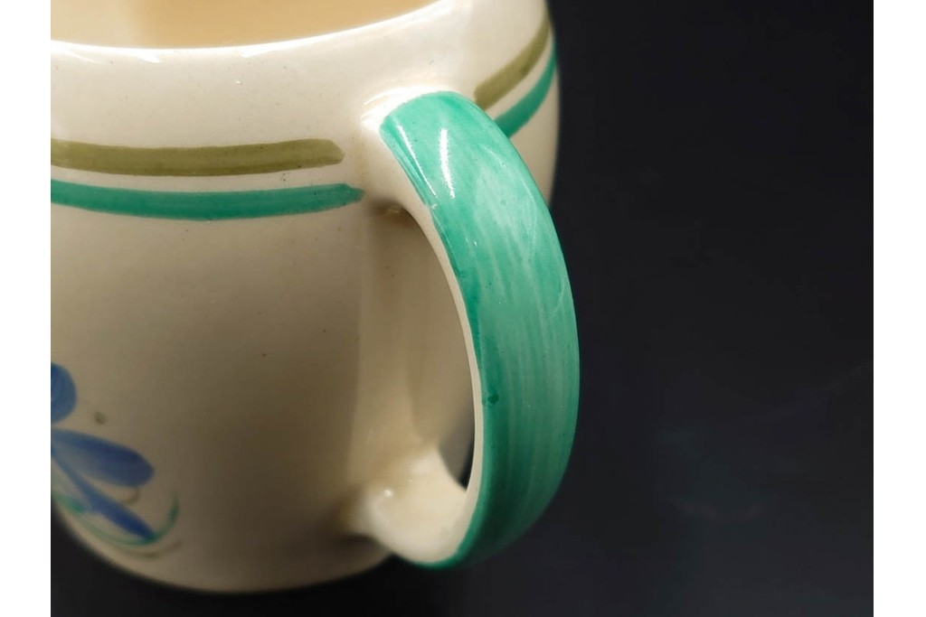 イギリスヴィンテージ　Susie Cooper(スージークーパー)　赤と青の花模様が印象的なティーポット・クリーマー・ミニボウル・プレートの4点セット　(R-086454)