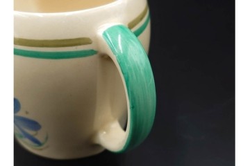 イギリスヴィンテージ　Susie Cooper(スージークーパー)　赤と青の花模様が印象的なティーポット・クリーマー・ミニボウル・プレートの4点セット　(R-086454)