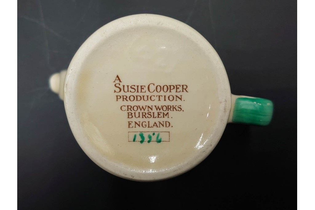 イギリスヴィンテージ　Susie Cooper(スージークーパー)　赤と青の花模様が印象的なティーポット・クリーマー・ミニボウル・プレートの4点セット　(R-086454)