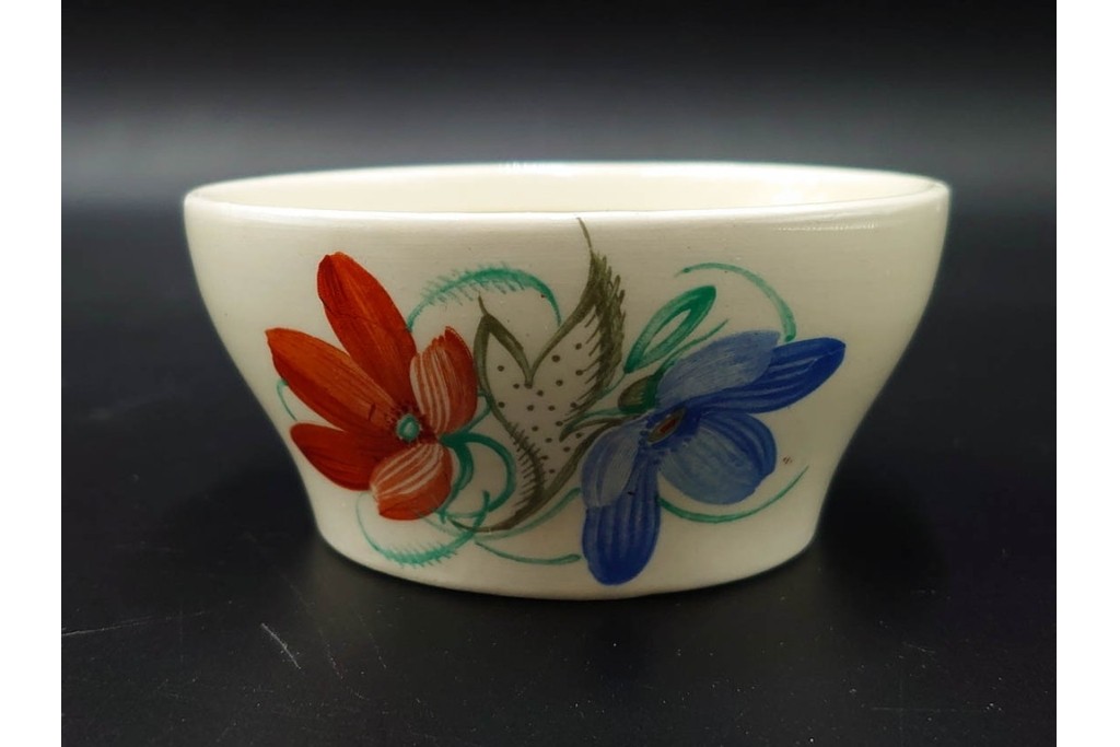 イギリスヴィンテージ　Susie Cooper(スージークーパー)　赤と青の花模様が印象的なティーポット・クリーマー・ミニボウル・プレートの4点セット　(R-086454)