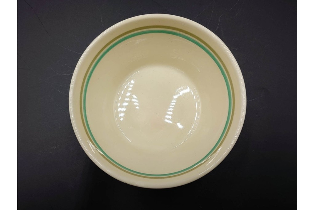 イギリスヴィンテージ　Susie Cooper(スージークーパー)　赤と青の花模様が印象的なティーポット・クリーマー・ミニボウル・プレートの4点セット　(R-086454)