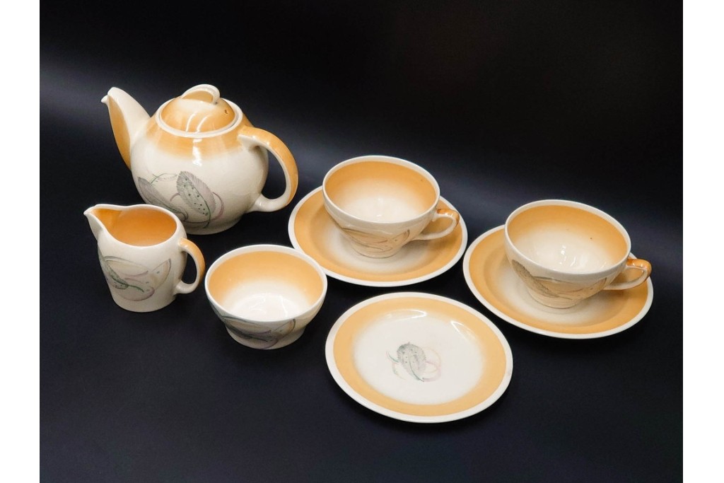 イギリスヴィンテージ　Susie Cooper(スージークーパー)　グレイリーフ　ティーポット・クリーマー・カップ&ソーサー2客・プレート・ミニボウルの洋食器6点セット　(R-086455)