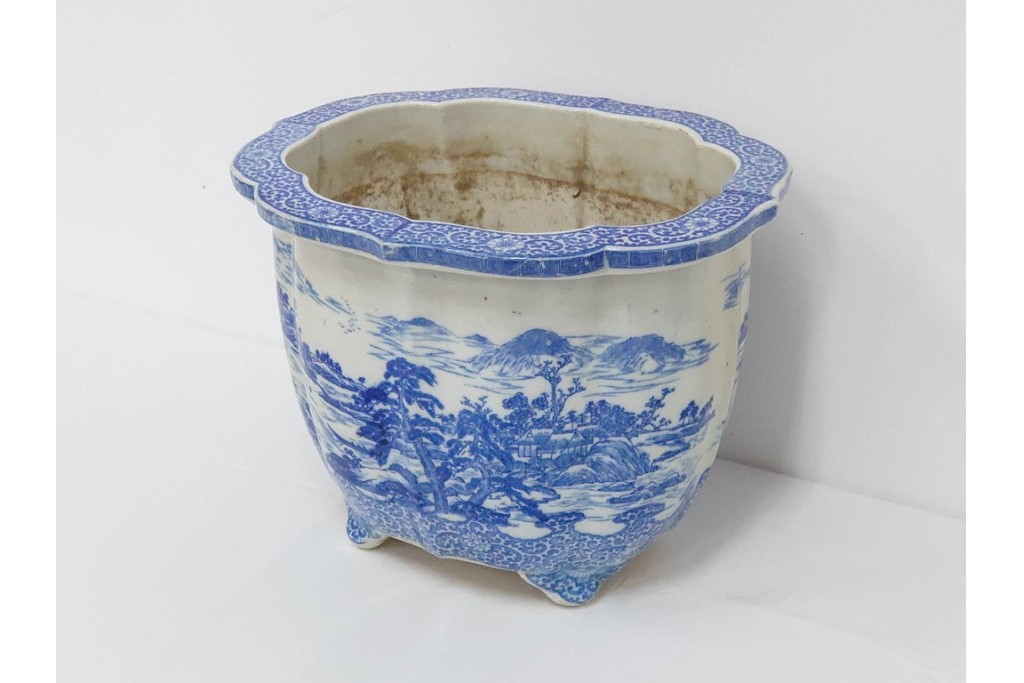 時代物　伊万里　印判　藍色の濃淡で表現された山水図の植木鉢　(R-086458)
