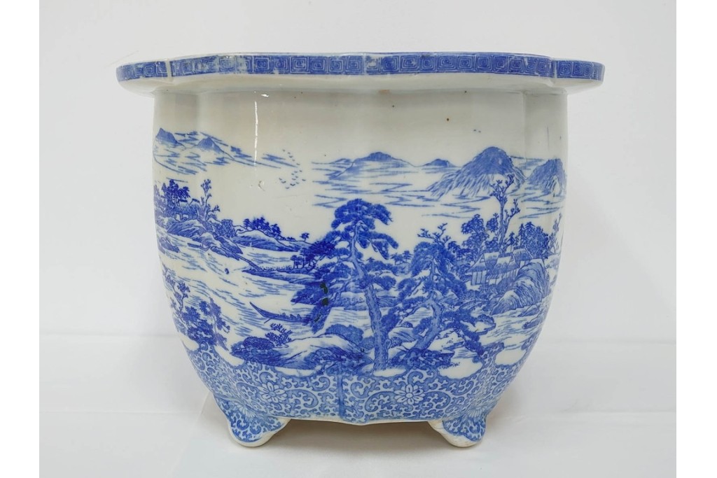 時代物　伊万里　印判　藍色の濃淡で表現された山水図の植木鉢　(R-086458)