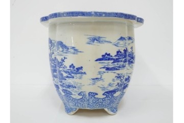 時代物　伊万里　印判　藍色の濃淡で表現された山水図の植木鉢　(R-086458)