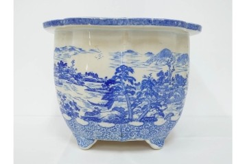 時代物　伊万里　印判　藍色の濃淡で表現された山水図の植木鉢　(R-086458)
