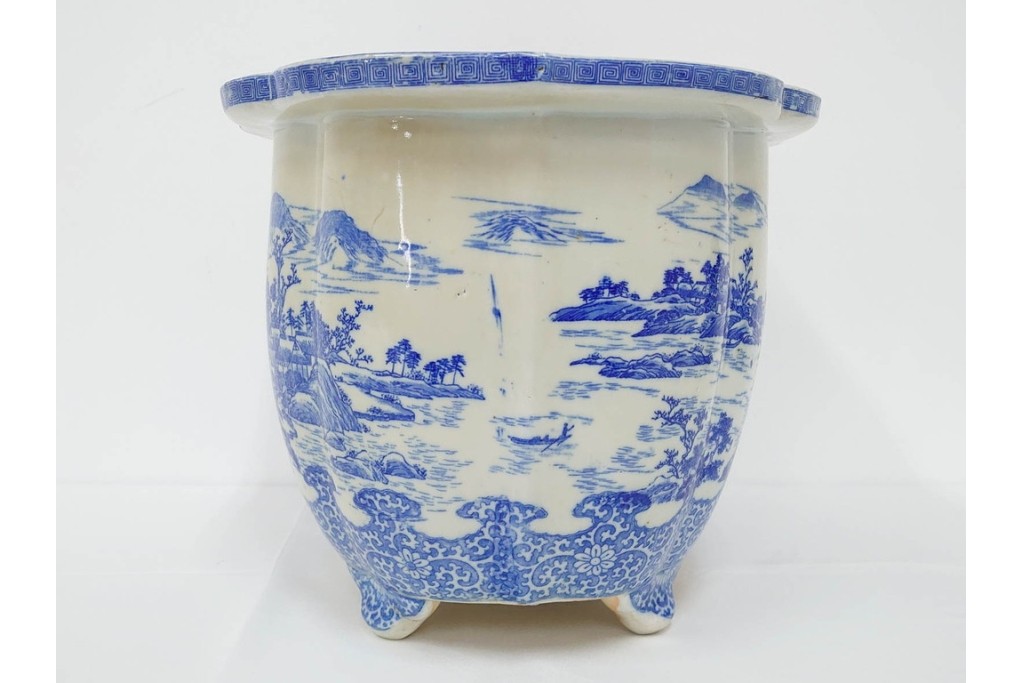 時代物　伊万里　印判　藍色の濃淡で表現された山水図の植木鉢　(R-086458)