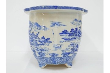 時代物　伊万里　印判　藍色の濃淡で表現された山水図の植木鉢　(R-086458)