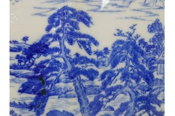 時代物　伊万里　印判　藍色の濃淡で表現された山水図の植木鉢　(R-086458)