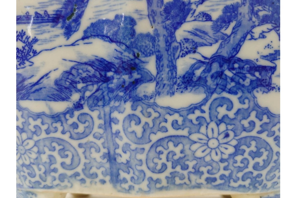 時代物　伊万里　印判　藍色の濃淡で表現された山水図の植木鉢　(R-086458)