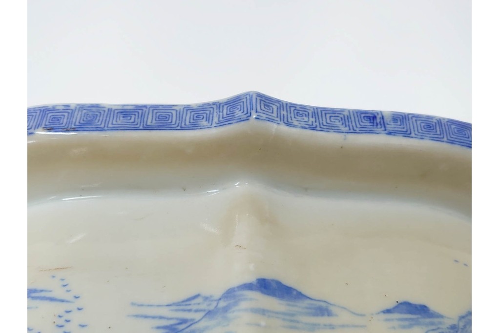 時代物　伊万里　印判　藍色の濃淡で表現された山水図の植木鉢　(R-086458)