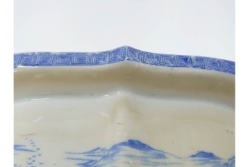 時代物　伊万里　印判　藍色の濃淡で表現された山水図の植木鉢　(R-086458)