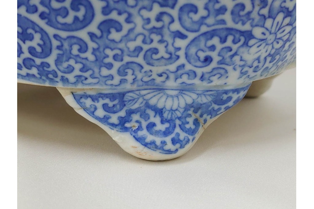 時代物　伊万里　印判　藍色の濃淡で表現された山水図の植木鉢　(R-086458)