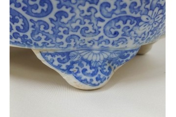 時代物　伊万里　印判　藍色の濃淡で表現された山水図の植木鉢　(R-086458)