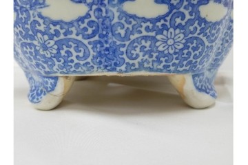 時代物　伊万里　印判　藍色の濃淡で表現された山水図の植木鉢　(R-086458)