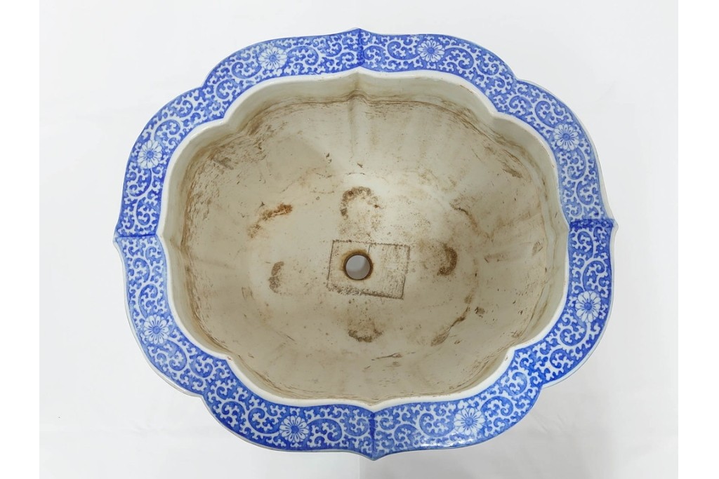 時代物　伊万里　印判　藍色の濃淡で表現された山水図の植木鉢　(R-086458)