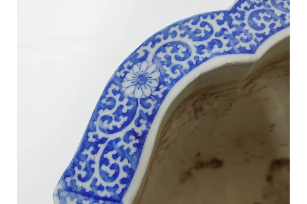 時代物　伊万里　印判　藍色の濃淡で表現された山水図の植木鉢　(R-086458)