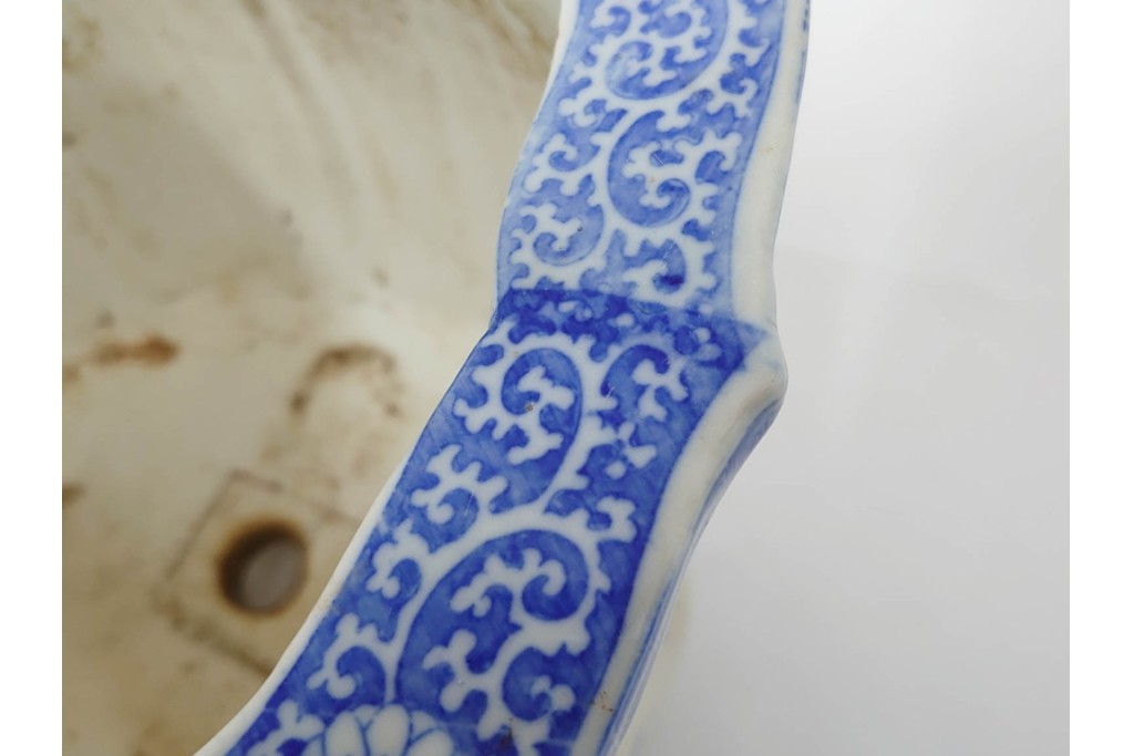 時代物　伊万里　印判　藍色の濃淡で表現された山水図の植木鉢　(R-086458)