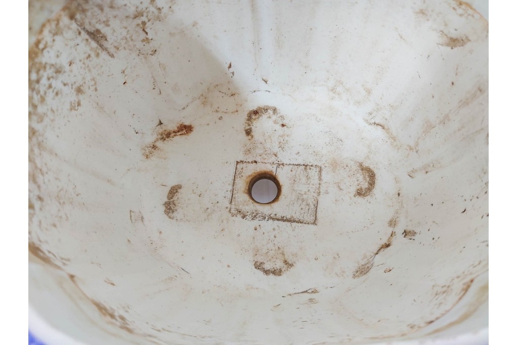 時代物　伊万里　印判　藍色の濃淡で表現された山水図の植木鉢　(R-086458)