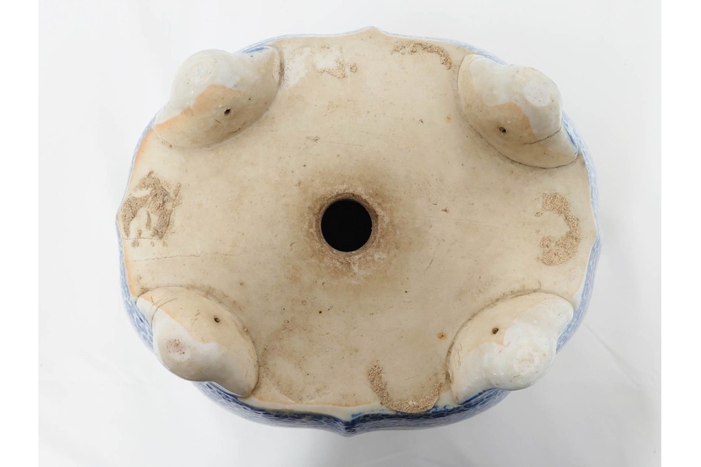 時代物　伊万里　印判　藍色の濃淡で表現された山水図の植木鉢　(R-086458)