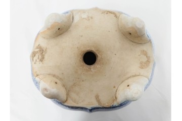 時代物　伊万里　印判　藍色の濃淡で表現された山水図の植木鉢　(R-086458)