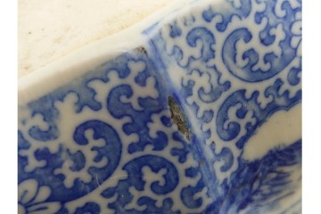 時代物　伊万里　印判　藍色の濃淡で表現された山水図の植木鉢　(R-086458)