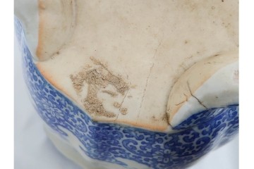 時代物　伊万里　印判　藍色の濃淡で表現された山水図の植木鉢　(R-086458)