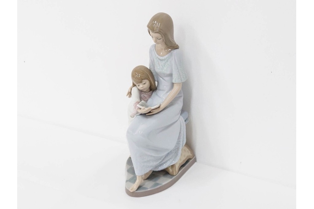 スペイン製　LLADRO(リヤドロ)　「おやすみ前のご本」　読み聞かせの様子を切り取ったフィギュリン　(R-086459)