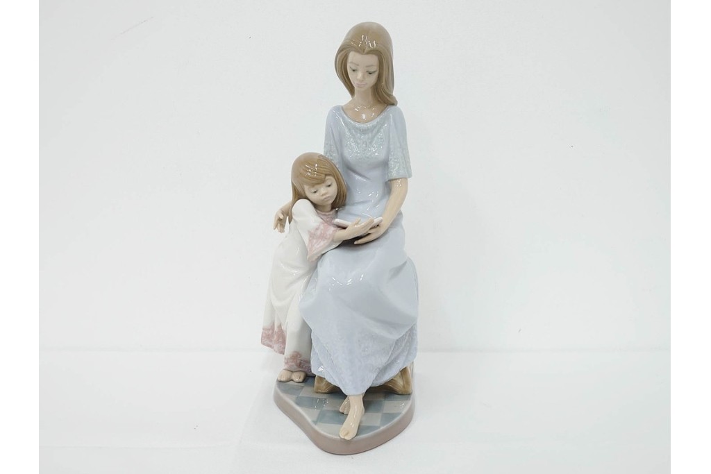 スペイン製　LLADRO(リヤドロ)　「おやすみ前のご本」　読み聞かせの様子を切り取ったフィギュリン　(R-086459)