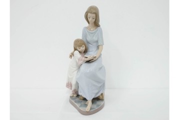 スペイン製　LLADRO(リヤドロ)　「おやすみ前のご本」　読み聞かせの様子を切り取ったフィギュリン　(R-086459)