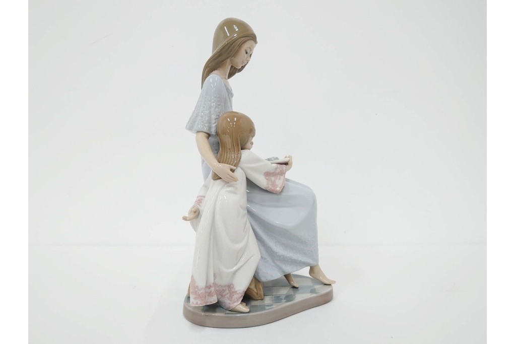 スペイン製　LLADRO(リヤドロ)　「おやすみ前のご本」　読み聞かせの様子を切り取ったフィギュリン　(R-086459)