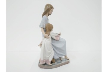 スペイン製　LLADRO(リヤドロ)　「おやすみ前のご本」　読み聞かせの様子を切り取ったフィギュリン　(R-086459)