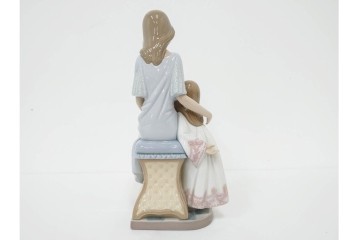 スペイン製　LLADRO(リヤドロ)　「おやすみ前のご本」　読み聞かせの様子を切り取ったフィギュリン　(R-086459)