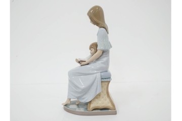 スペイン製　LLADRO(リヤドロ)　「おやすみ前のご本」　読み聞かせの様子を切り取ったフィギュリン　(R-086459)