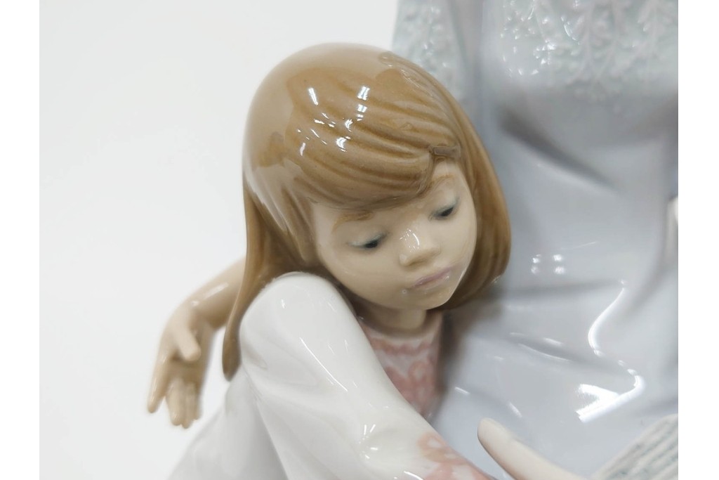 スペイン製　LLADRO(リヤドロ)　「おやすみ前のご本」　読み聞かせの様子を切り取ったフィギュリン　(R-086459)