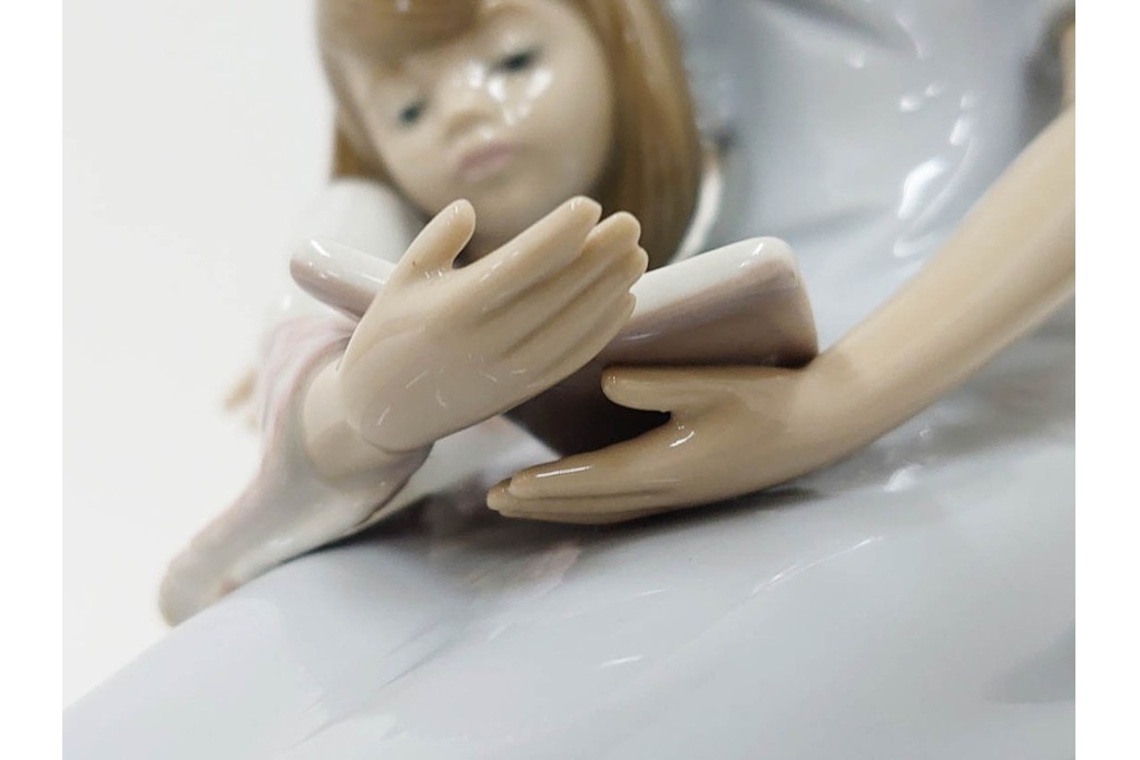 スペイン製　LLADRO(リヤドロ)　「おやすみ前のご本」　読み聞かせの様子を切り取ったフィギュリン　(R-086459)
