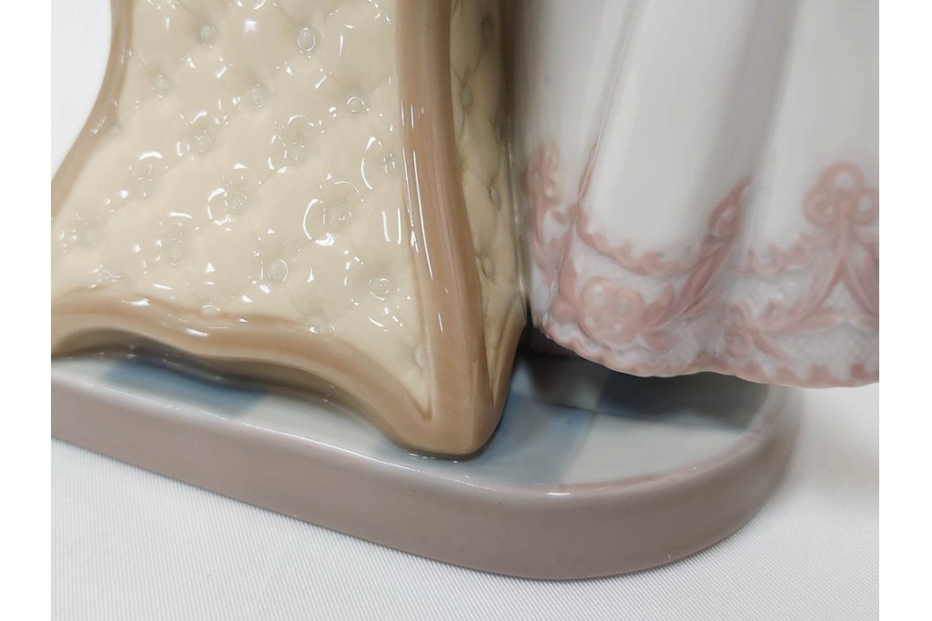 スペイン製　LLADRO(リヤドロ)　「おやすみ前のご本」　読み聞かせの様子を切り取ったフィギュリン　(R-086459)