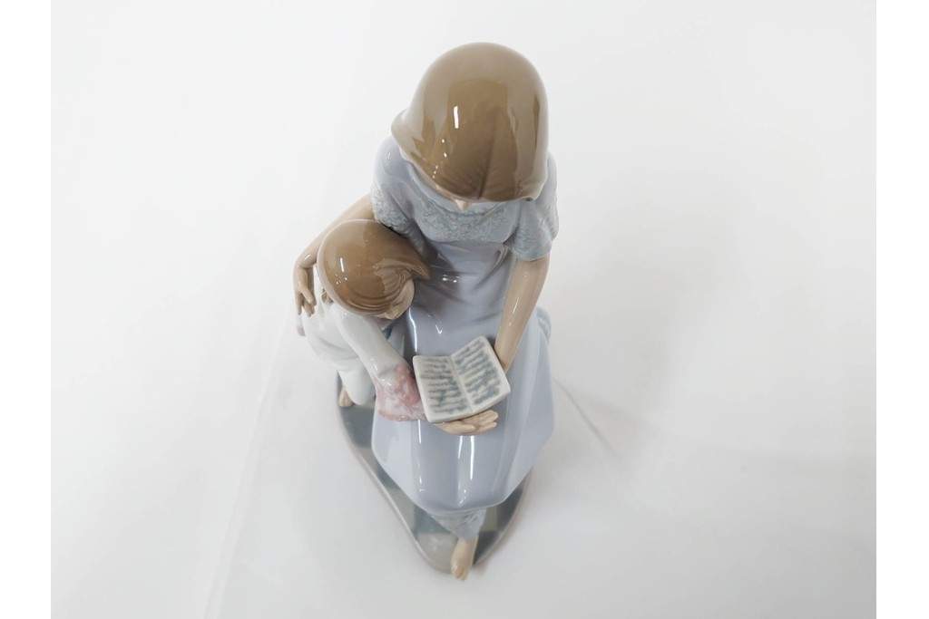 スペイン製　LLADRO(リヤドロ)　「おやすみ前のご本」　読み聞かせの様子を切り取ったフィギュリン　(R-086459)