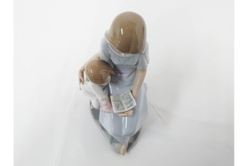 スペイン製　LLADRO(リヤドロ)　「おやすみ前のご本」　読み聞かせの様子を切り取ったフィギュリン　(R-086459)