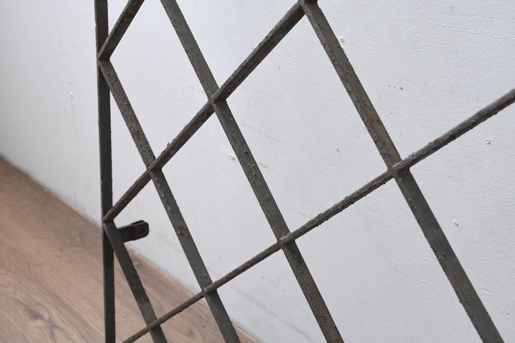 【簡易リペア限定品】　和製アンティーク　菱格子のデザインが美しい作りの良い面格子　(R-086470)