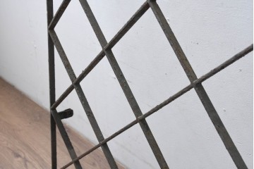 【簡易リペア限定品】　和製アンティーク　菱格子のデザインが美しい作りの良い面格子　(R-086470)