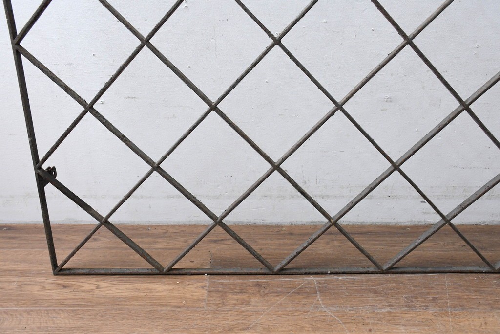 【簡易リペア限定品】　和製アンティーク　菱格子のデザインが美しい作りの良い面格子　(R-086470)