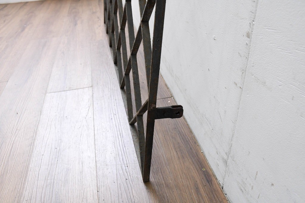 【簡易リペア限定品】　和製アンティーク　菱格子のデザインが美しい作りの良い面格子　(R-086470)