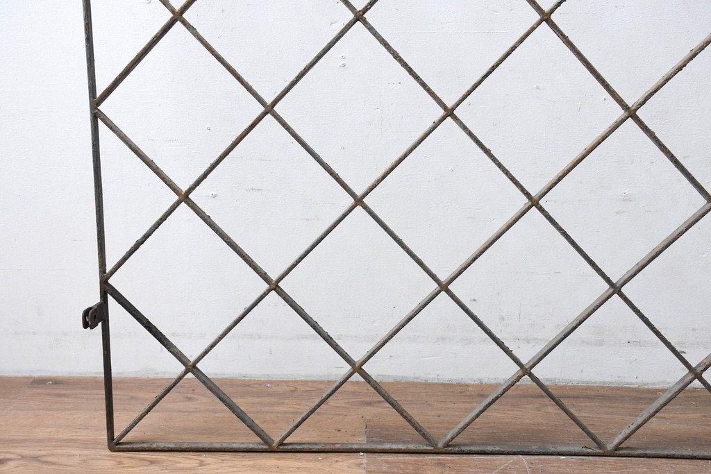 【簡易リペア限定品】　和製アンティーク　菱格子のデザインが美しい作りの良い面格子　(R-086470)