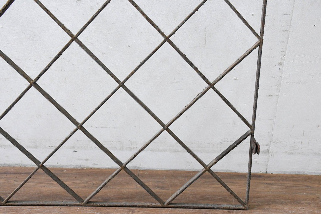 【簡易リペア限定品】　和製アンティーク　菱格子のデザインが美しい作りの良い面格子　(R-086470)