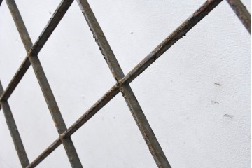 【簡易リペア限定品】　和製アンティーク　菱格子のデザインが美しい作りの良い面格子　(R-086470)