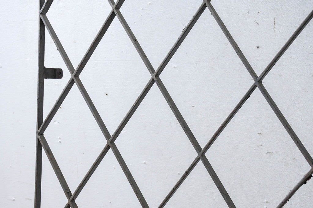 【簡易リペア限定品】　和製アンティーク　菱格子のデザインが美しい作りの良い面格子　(R-086471)