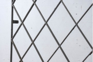 【簡易リペア限定品】　和製アンティーク　菱格子のデザインが美しい作りの良い面格子　(R-086471)