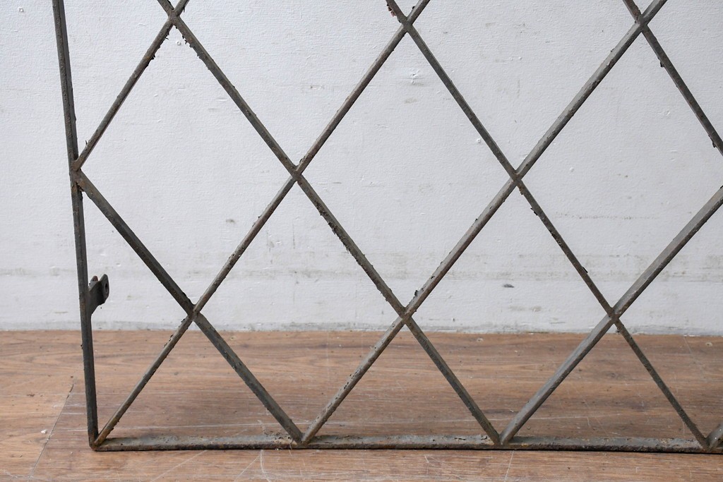 【簡易リペア限定品】　和製アンティーク　菱格子のデザインが美しい作りの良い面格子　(R-086471)